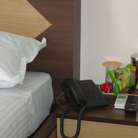 Hotel Raj Comforts -Golf View บังกาลอร์ ภายนอก รูปภาพ