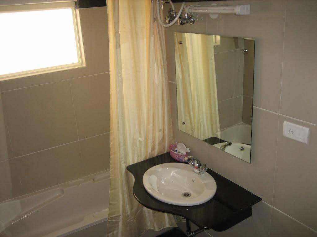 Hotel Raj Comforts -Golf View บังกาลอร์ ภายนอก รูปภาพ