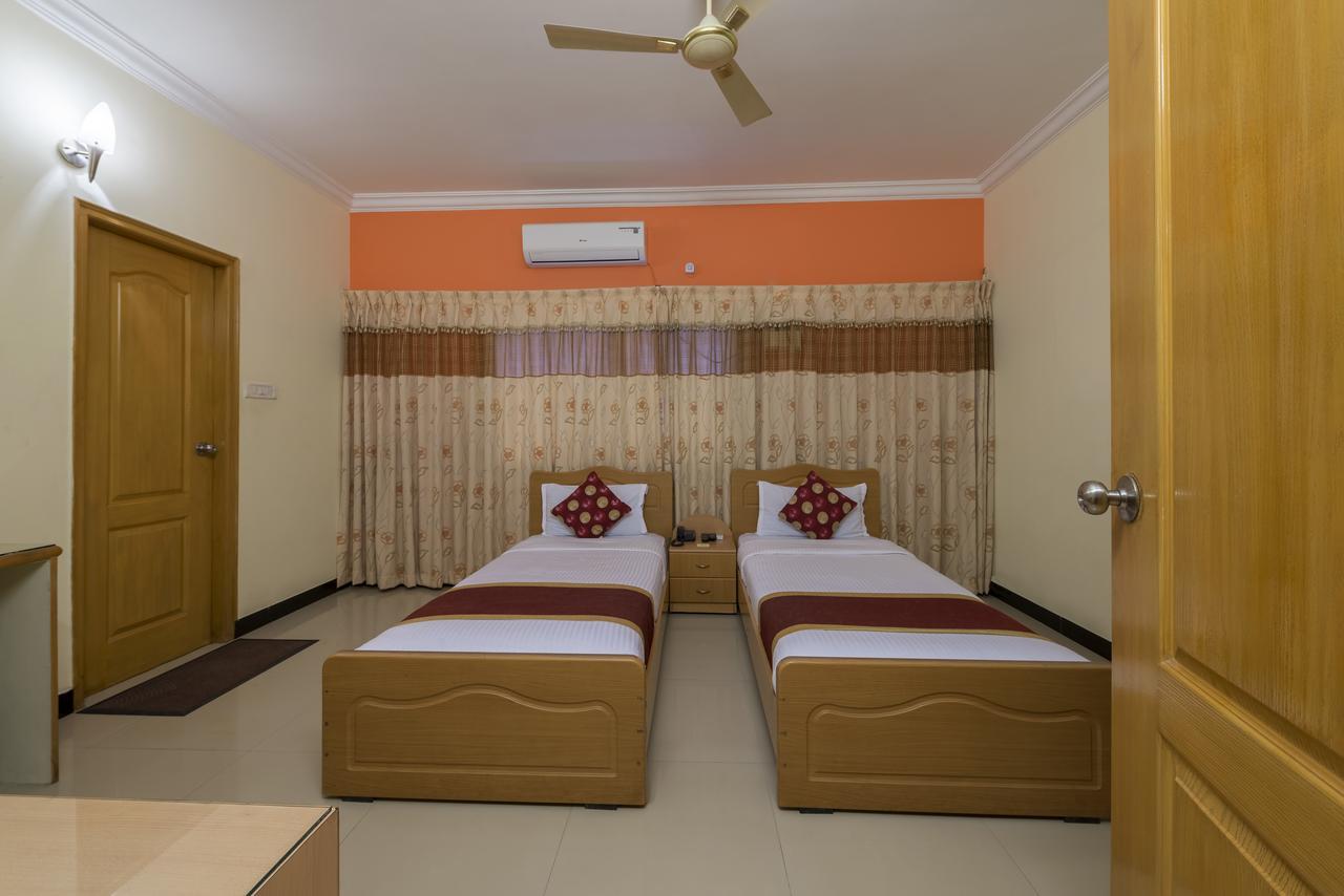 Hotel Raj Comforts -Golf View บังกาลอร์ ภายนอก รูปภาพ