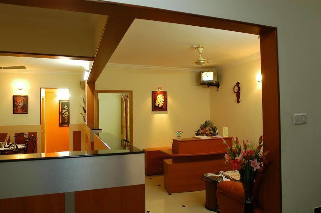 Hotel Raj Comforts -Golf View บังกาลอร์ ภายนอก รูปภาพ