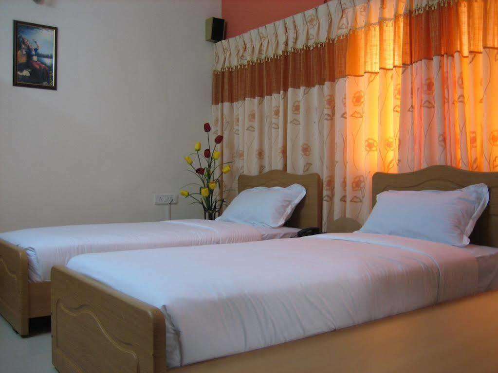 Hotel Raj Comforts -Golf View บังกาลอร์ ภายนอก รูปภาพ
