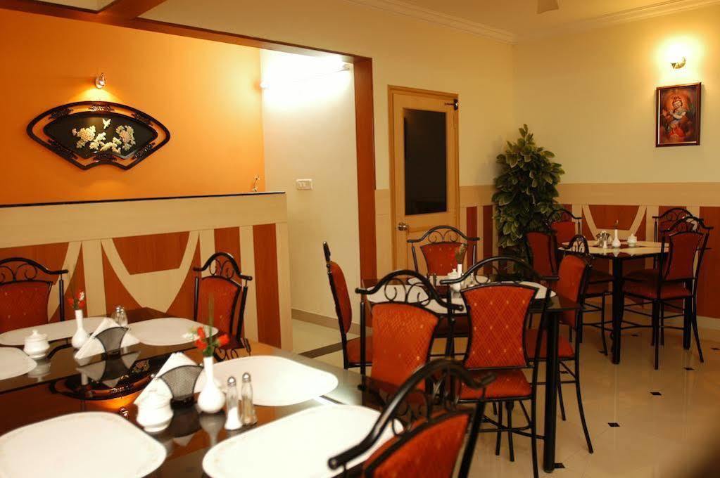 Hotel Raj Comforts -Golf View บังกาลอร์ ภายนอก รูปภาพ