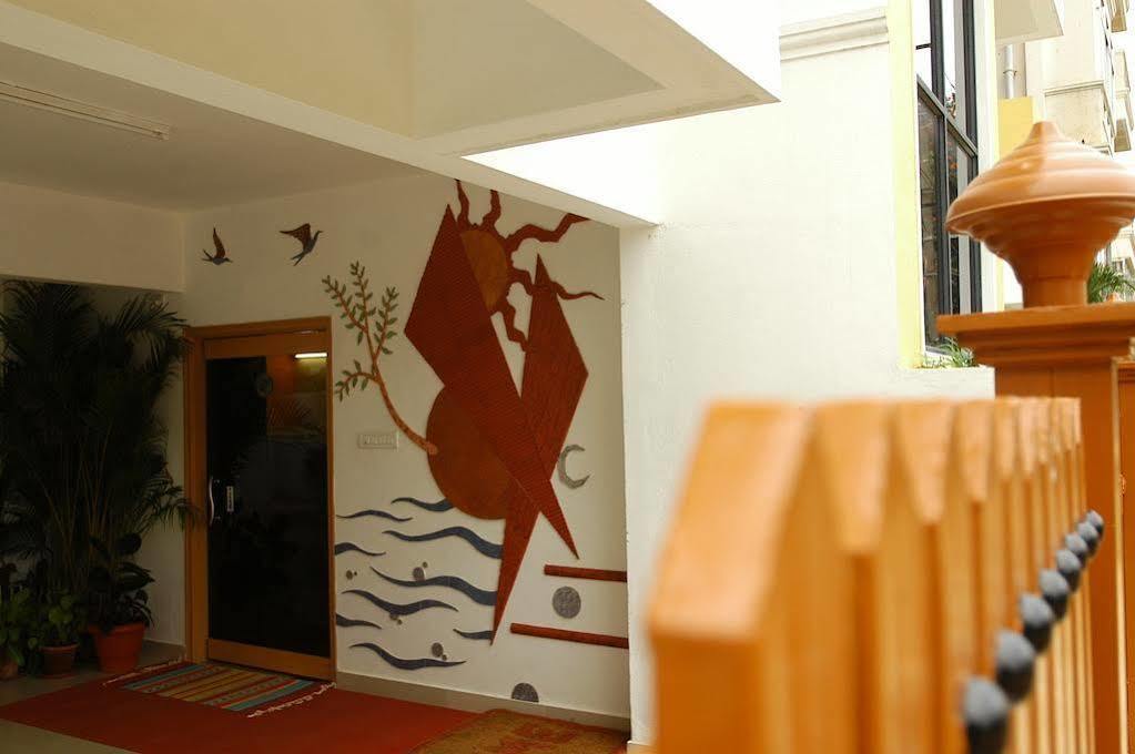 Hotel Raj Comforts -Golf View บังกาลอร์ ภายนอก รูปภาพ
