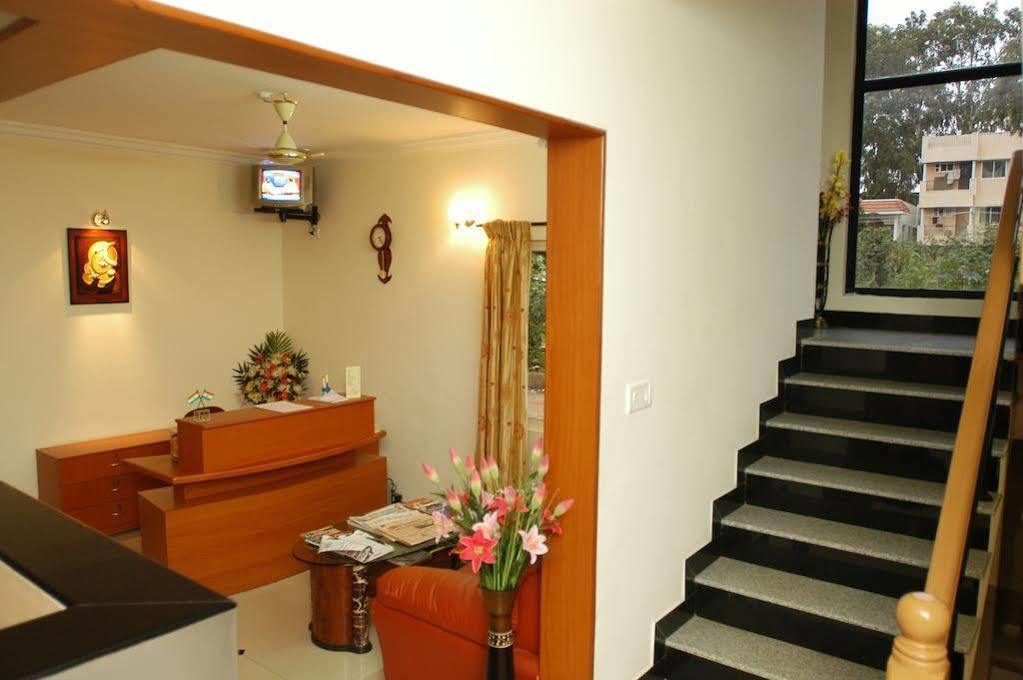 Hotel Raj Comforts -Golf View บังกาลอร์ ภายนอก รูปภาพ