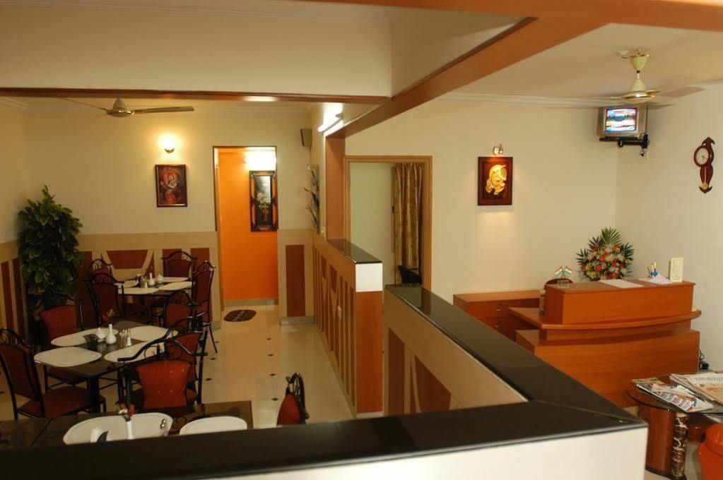 Hotel Raj Comforts -Golf View บังกาลอร์ ภายนอก รูปภาพ