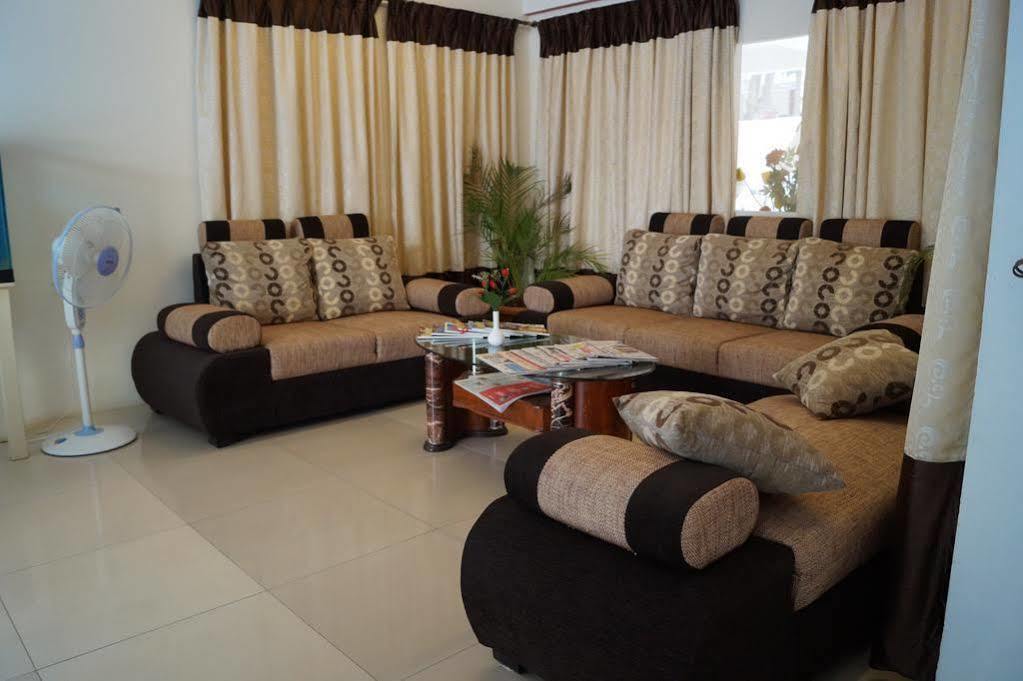 Hotel Raj Comforts -Golf View บังกาลอร์ ภายนอก รูปภาพ