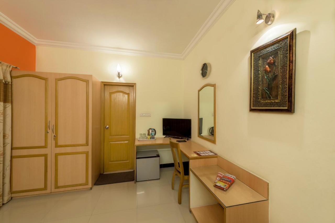 Hotel Raj Comforts -Golf View บังกาลอร์ ภายนอก รูปภาพ