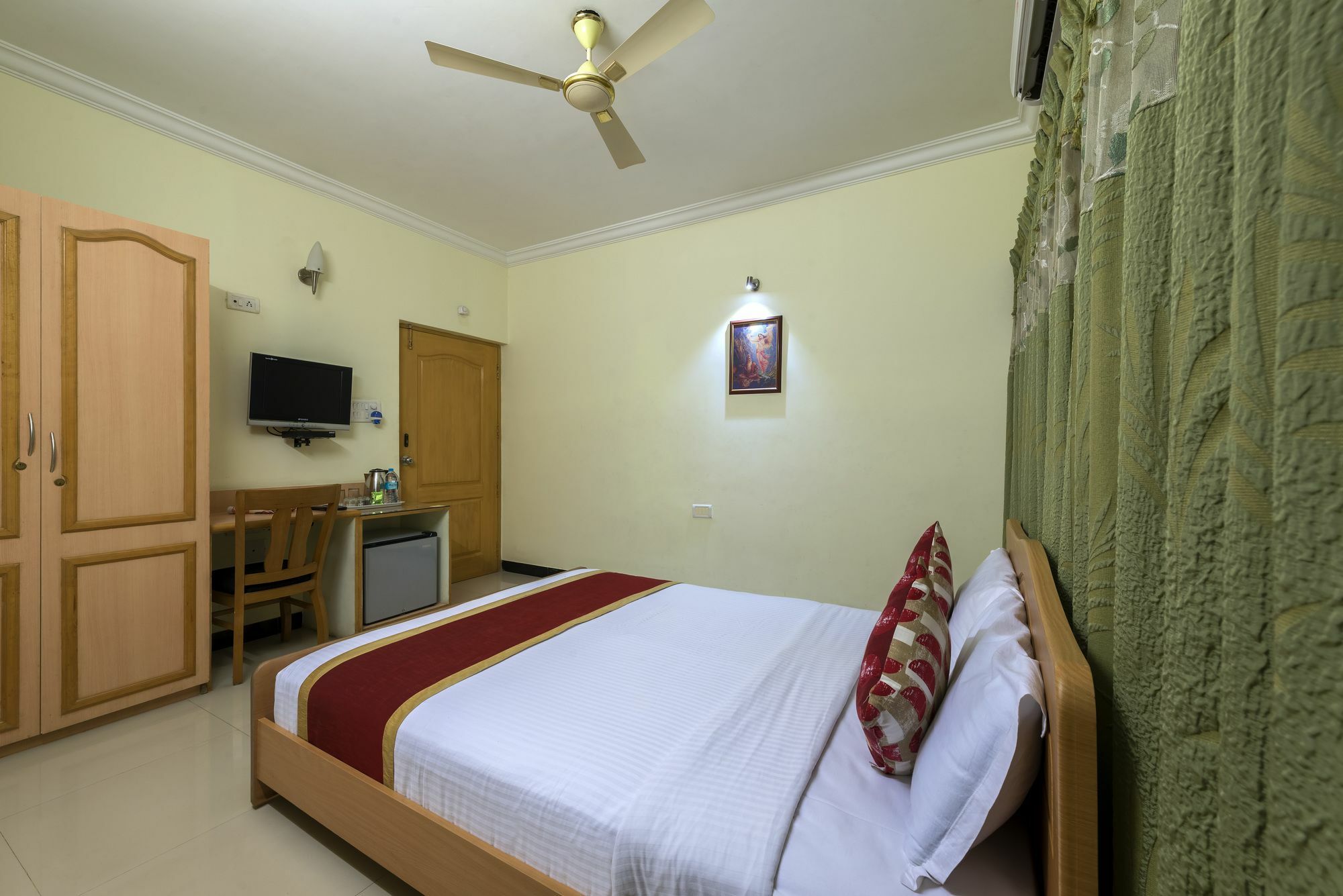 Hotel Raj Comforts -Golf View บังกาลอร์ ภายนอก รูปภาพ