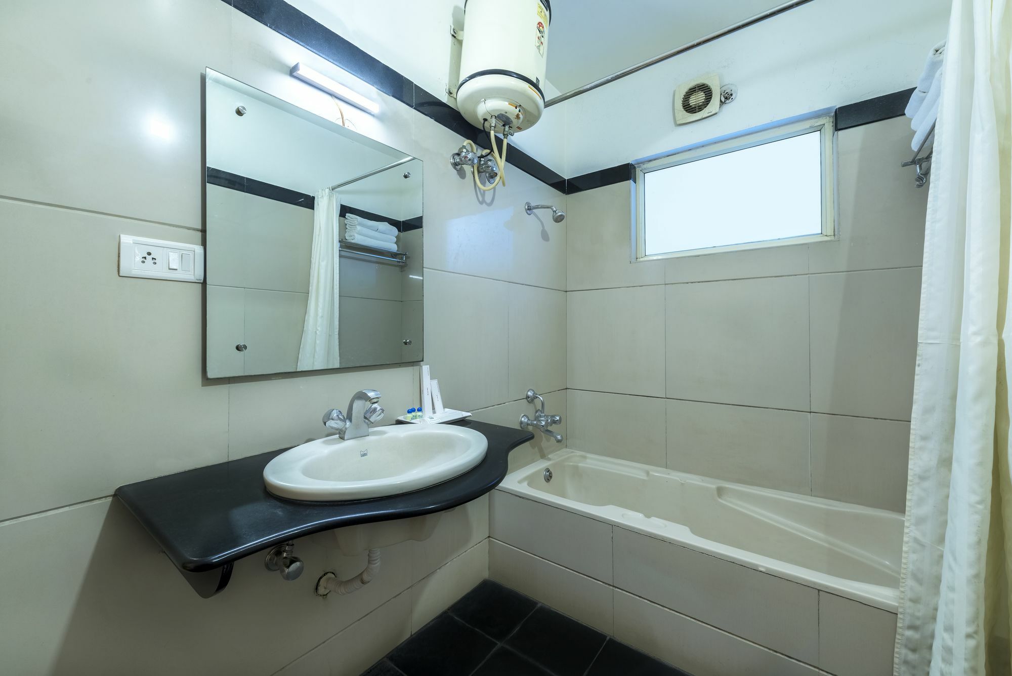 Hotel Raj Comforts -Golf View บังกาลอร์ ภายนอก รูปภาพ
