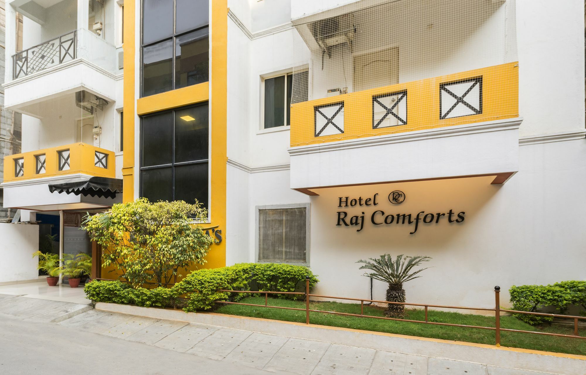 Hotel Raj Comforts -Golf View บังกาลอร์ ภายนอก รูปภาพ