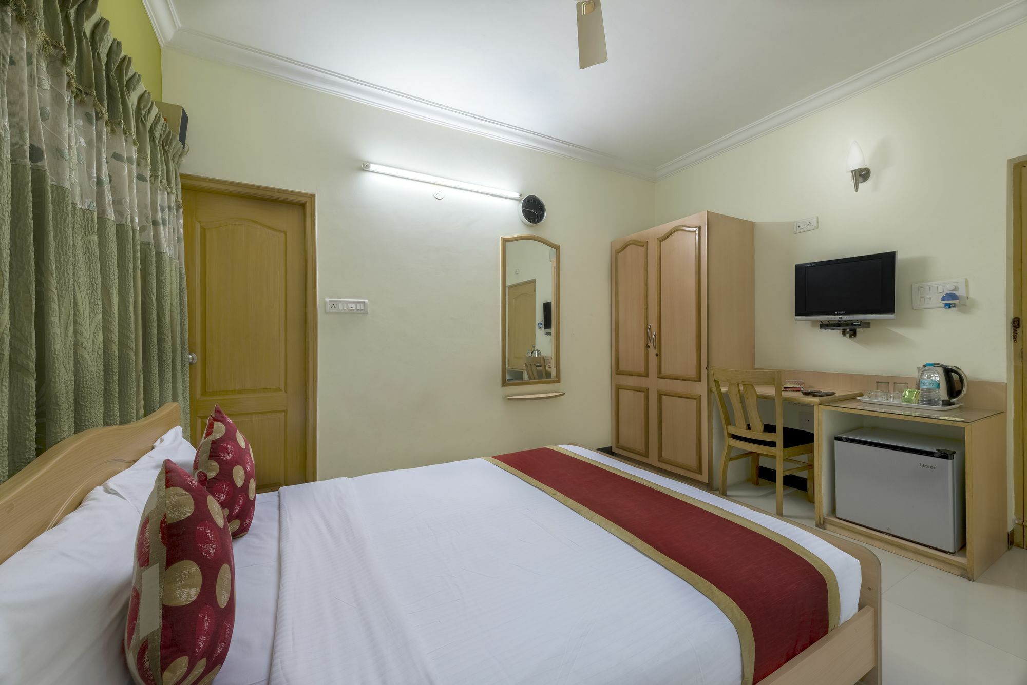 Hotel Raj Comforts -Golf View บังกาลอร์ ภายนอก รูปภาพ