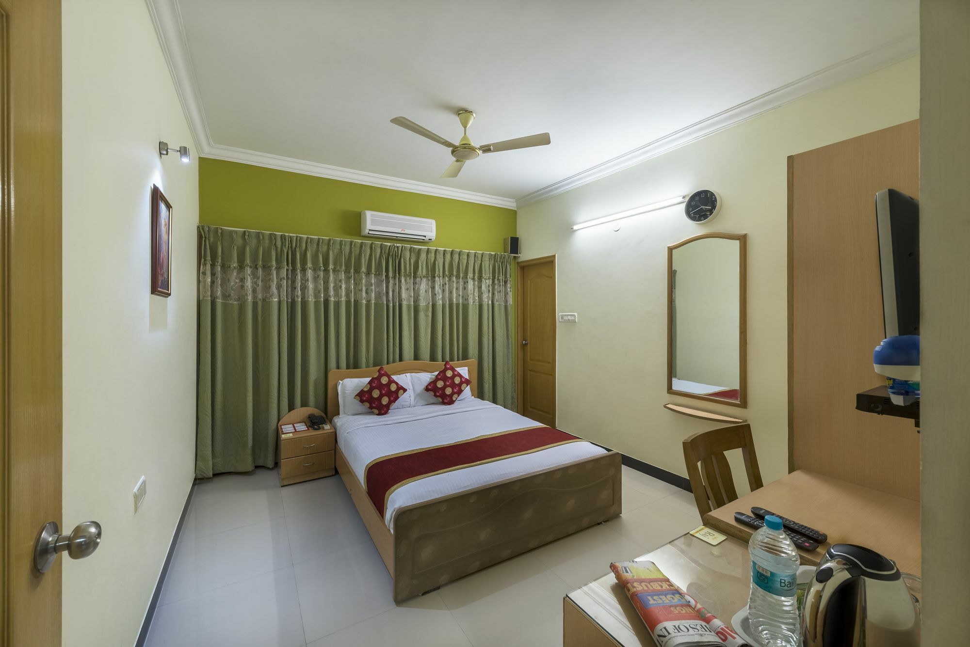 Hotel Raj Comforts -Golf View บังกาลอร์ ภายนอก รูปภาพ