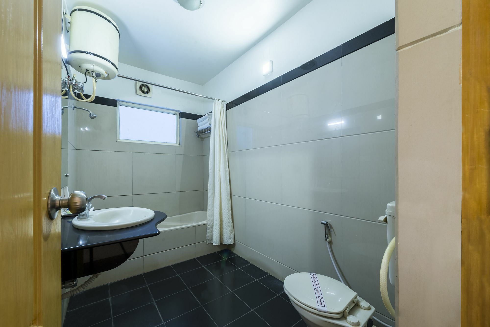 Hotel Raj Comforts -Golf View บังกาลอร์ ภายนอก รูปภาพ