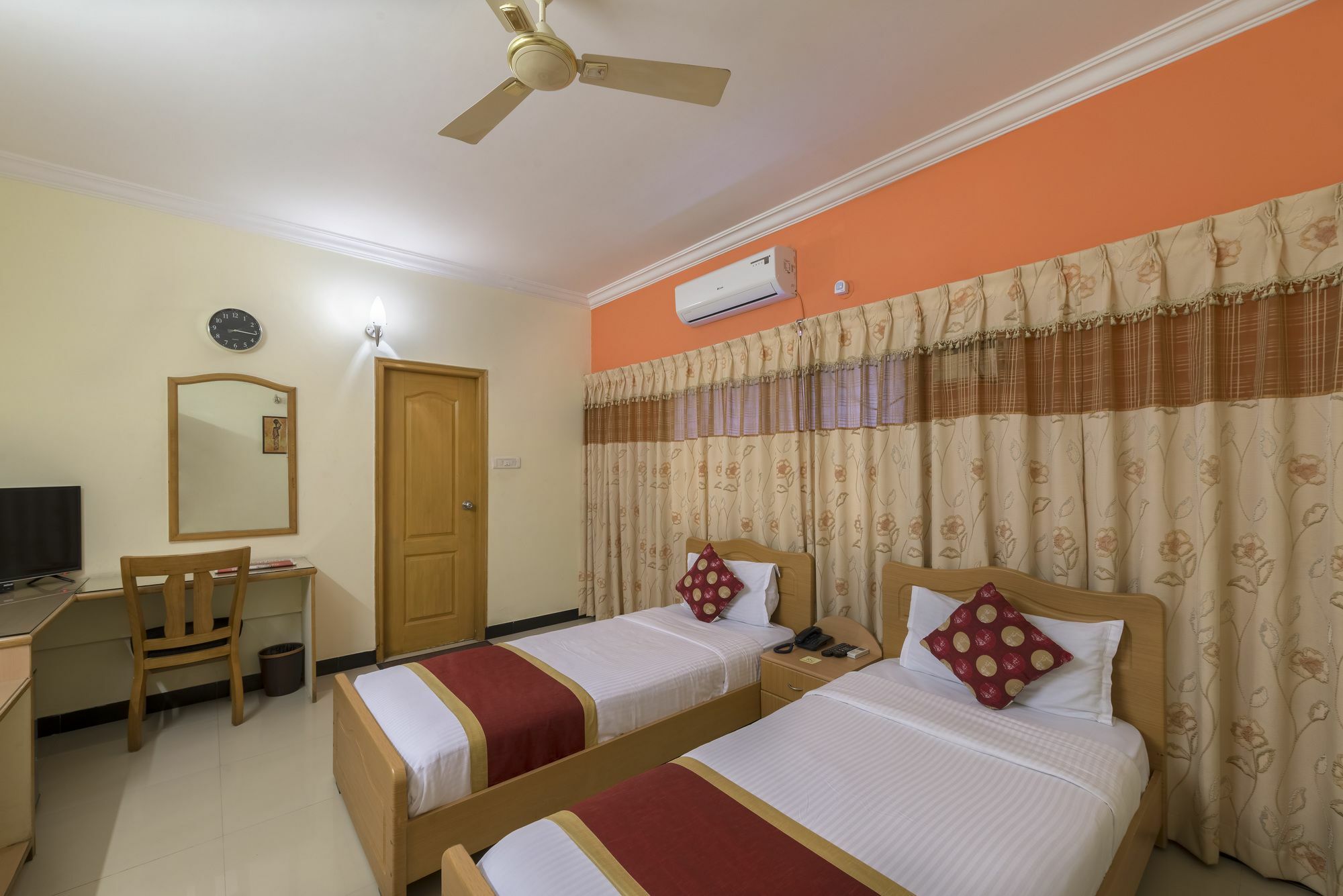 Hotel Raj Comforts -Golf View บังกาลอร์ ภายนอก รูปภาพ
