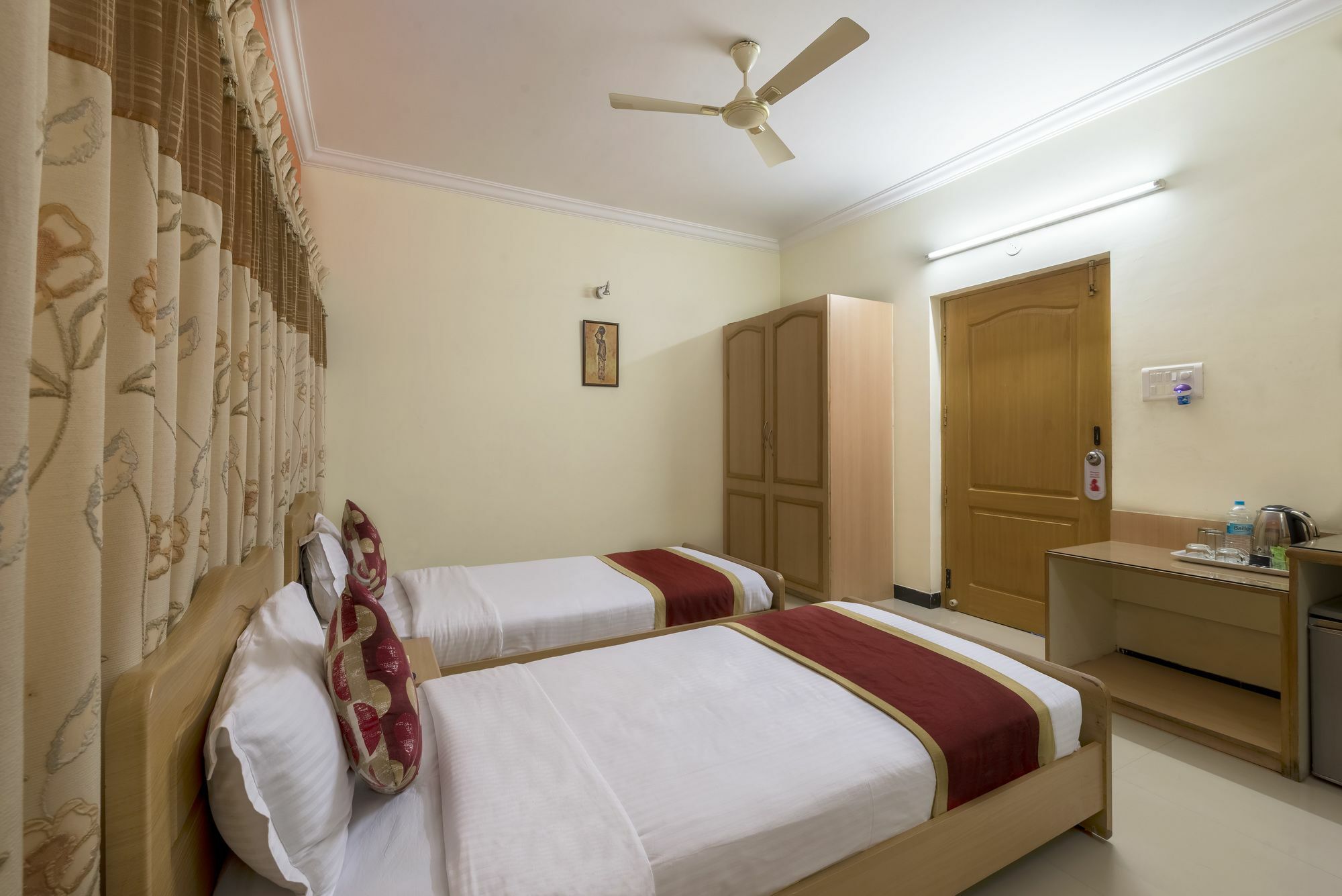 Hotel Raj Comforts -Golf View บังกาลอร์ ภายนอก รูปภาพ